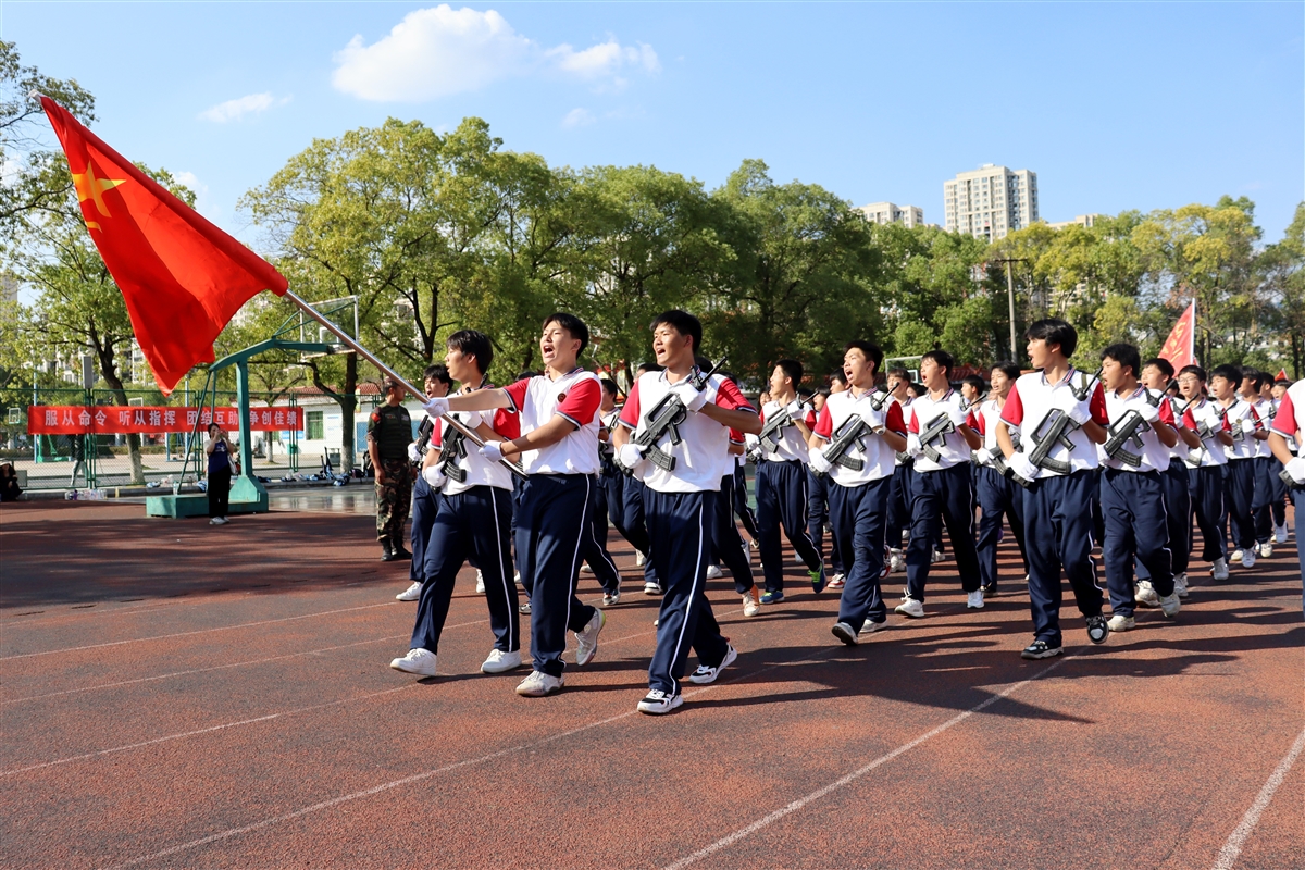 无畏骄阳 不惧风雨——我校2022级新生军训圆满结束