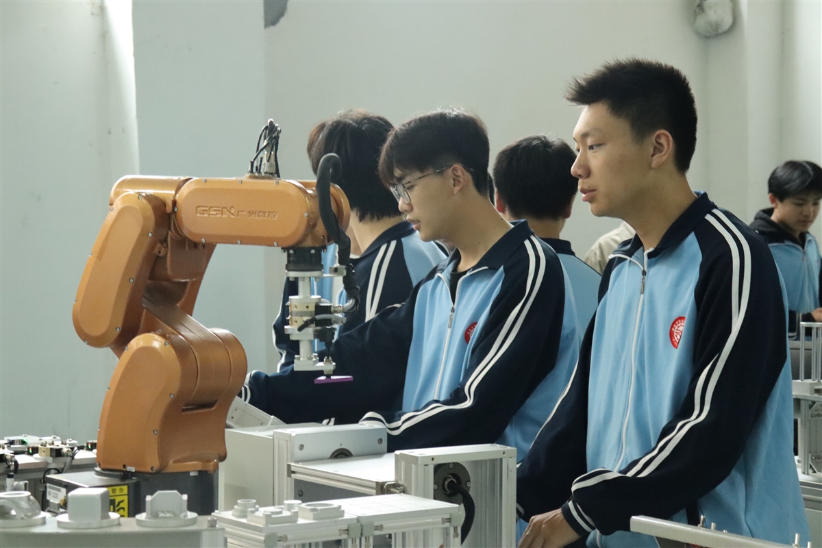 2023年职业教育活动周——工业机器人操作技能展示